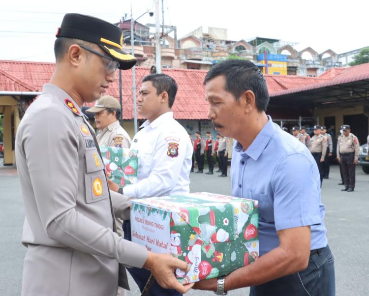 Kapolres Tebing Tinggi Bagikan Paket Nataru  Dan Buku Saku Operasi Mantap Brata Toba