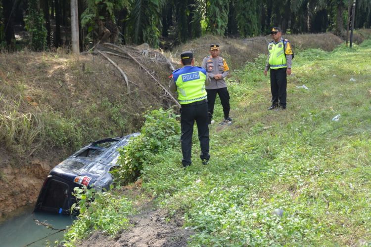 Bus Isuzu Terguling, Kapolres Labusel Amankan TKP