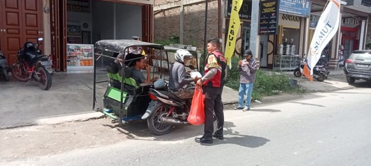 Polres Labusel Berbagi dengan Bagikan Nasi Kotak ke Penarik Becak
