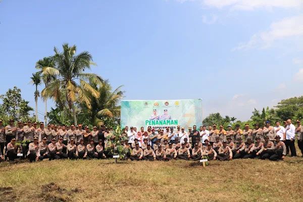 Penanaman Sepuluh Juta Pohon Serentak, Polda Sumbar dan jajaran tanam 2.690 Pohon