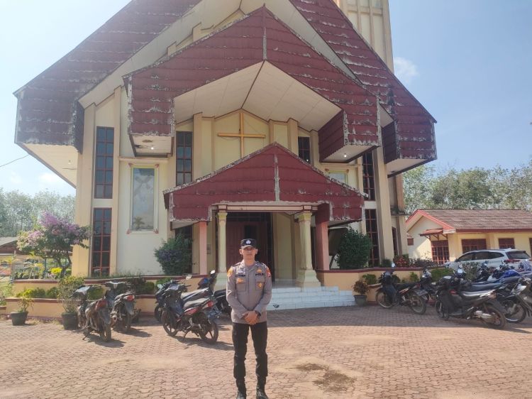 Berikan Rasa Aman, Polisi Rutin Lakukan Pengamanan Gereja