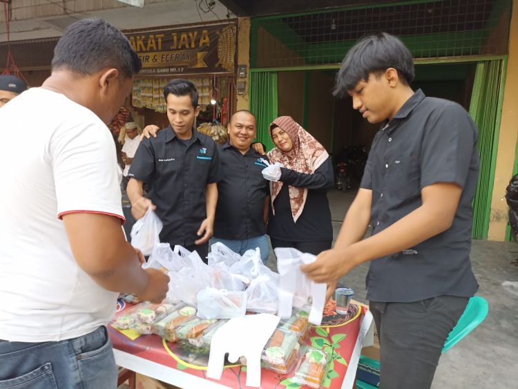 Kantor Jaringberita Berbagi Takjil ke Masyarakat, Wujud Syukur di Bulan Ramadhan 1444 Hijriah