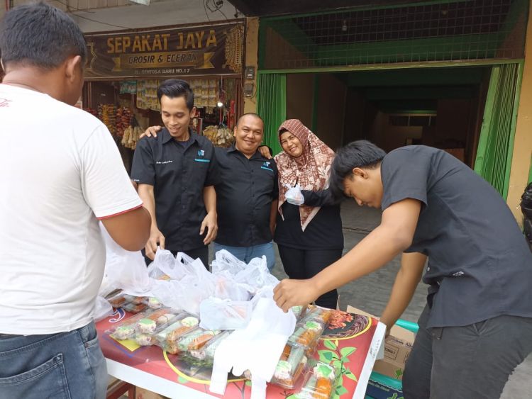 Kantor Jaringberita Berbagi Takjil ke Masyarakat, Bentuk Syukur di Bulan Ramadhan 1444 Hijriah