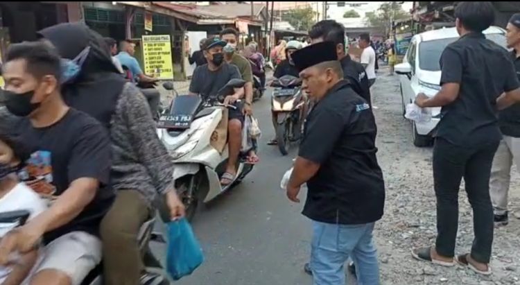 Kantor Jaringberita Berbagi Takjil ke Masyarakat, Bentuk Syukur di Bulan Ramadhan 1444 Hijriah