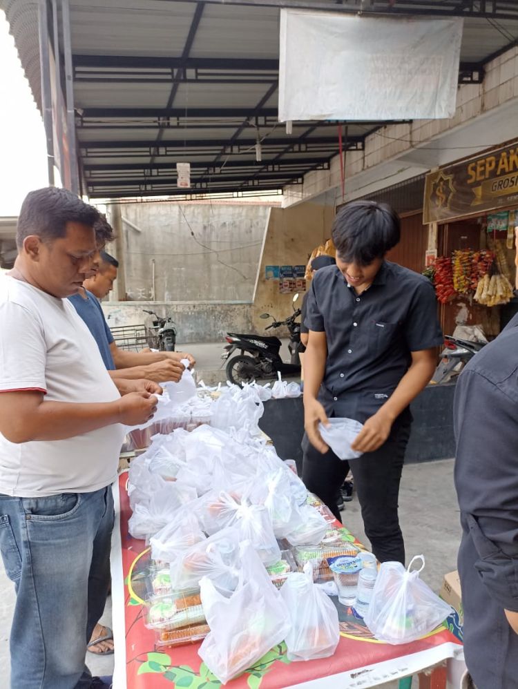 Kantor Jaringberita Berbagi Takjil ke Masyarakat, Bentuk Syukur di Bulan Ramadhan 1444 Hijriah