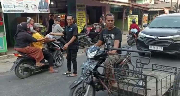 Kantor Jaringberita Berbagi Takjil ke Masyarakat, Bentuk Syukur di Bulan Ramadhan 1444 Hijriah