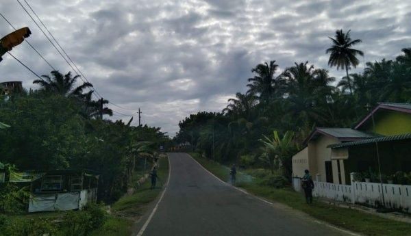 Pemkab Labura Bersihkan Bahu Jalan  Desa Aek Tapa